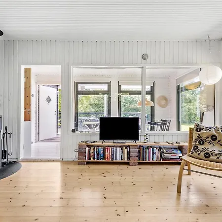 2 Bedroom Gorgeous In בית נופש Holbæk